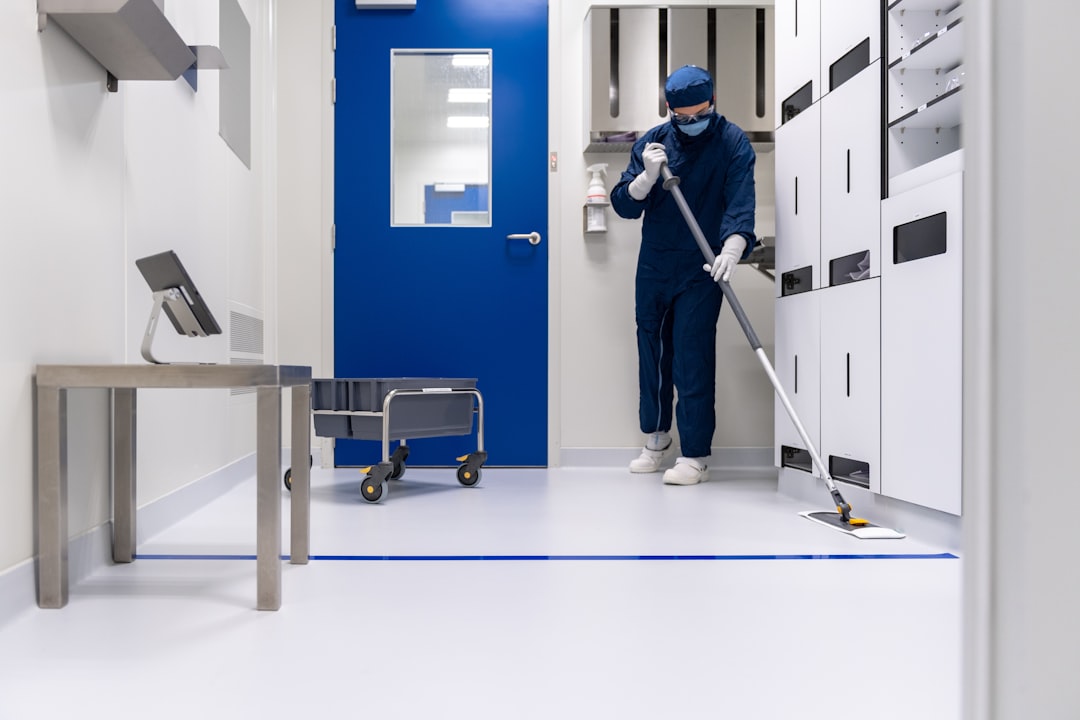 Services-01 Cleanroom cleaner, cleaning laboratory environment